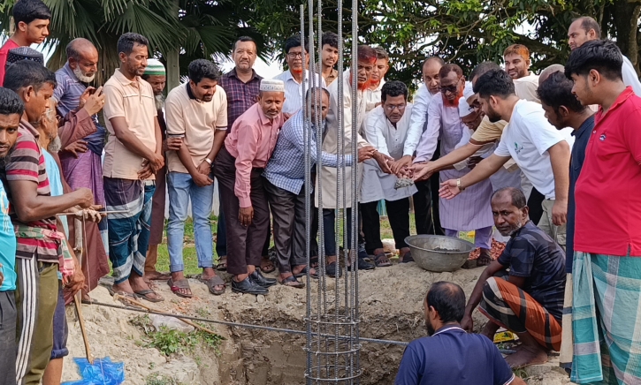 মোকামতলায় ঈদগাহ মাঠের গেট নির্মাণকাজের উদ্বোধন